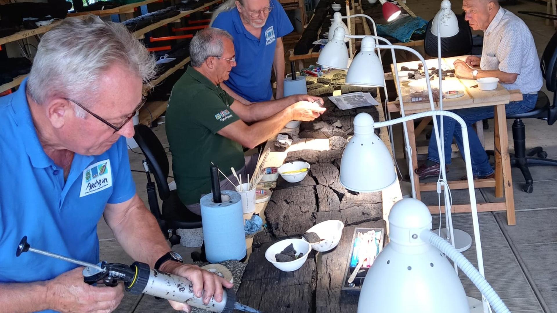 Hout van de Zwammerdam 6 wordt geplakt